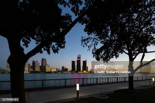 detroit skyline - detroit michigan night stock pictures, royalty-free photos & images