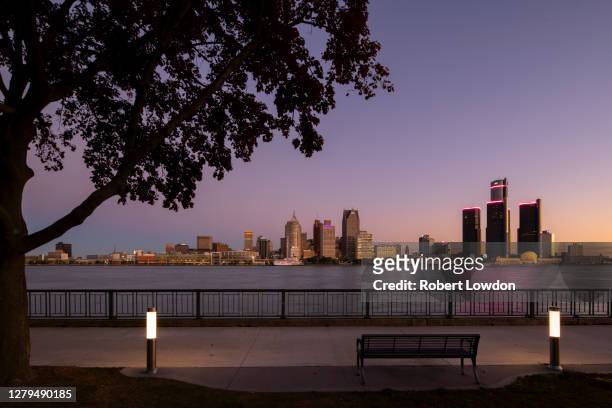 detroit skyline - detroit river stockfoto's en -beelden
