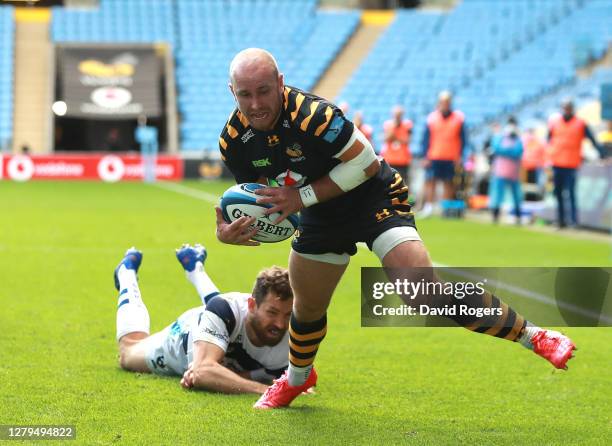 Dan Robson of Wasps scores a try during the Gallagher Premiership Rugby first semi-final match between Wasps and Bristol Bears at Ricoh Arena on...