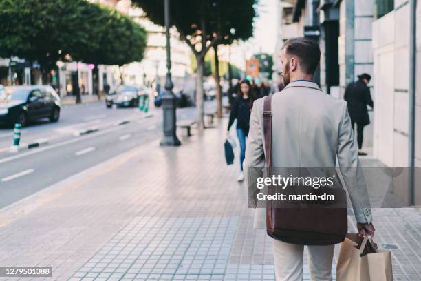 geschäftsmann beim einkaufen nach der arbeit - businessman after work stock-fotos und bilder