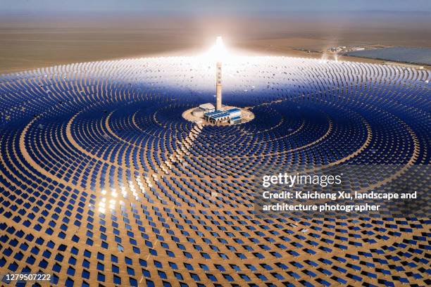 solar thermal power station, dunhuang, gansu province, china - disco de energía solar fotografías e imágenes de stock