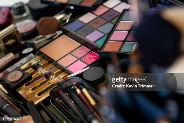 colorful makeup palette - pale complexion fotografías e imágenes de stock