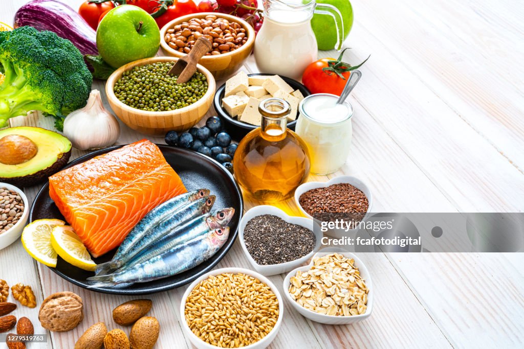 Alimentos para reducir el colesterol y el cuidado del corazón en la mesa de madera. Copiar espacio