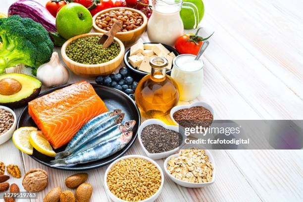 voedingsmiddelen naar lagere cholesterol en hartverzorging schot op houten tafel. ruimte kopiëren - protein stockfoto's en -beelden