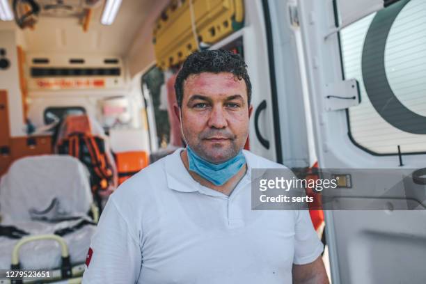 les ambulanciers paramédicaux masculins fatigués montrent des ecchymoses de porter un masque de visage toute la journée pendant la pandémie - turkey coup photos et images de collection