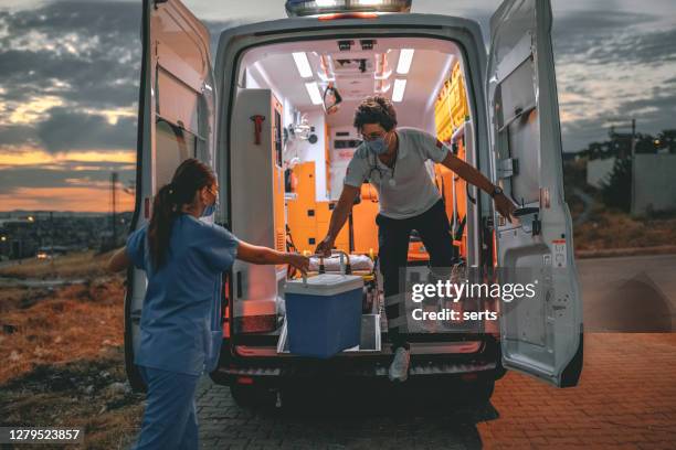 l'8383699993 in ambulanza ha portato in ambulanza una scatola di trapianti di organi - donazione foto e immagini stock