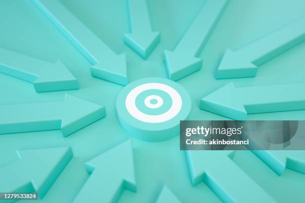 flèches allant à la cible - cible militaire photos et images de collection