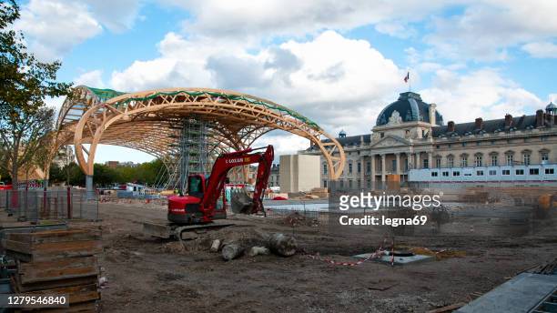 grand palais ephémère construction, in paris - les invalides quarter photos et images de collection