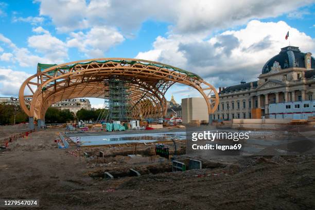 grand palais ephémère construction, in paris - les invalides quarter photos et images de collection