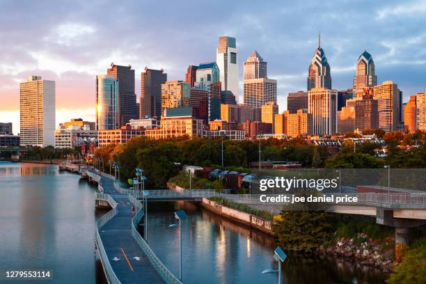 schuylkill banks boardwalk, sunset, philadelphia, skyline, pennsylvania, america - philadelphia skyline 個照片及圖片檔