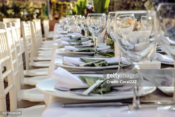 tabelinstelling voor een gebeurtenis - wedding table setting stockfoto's en -beelden