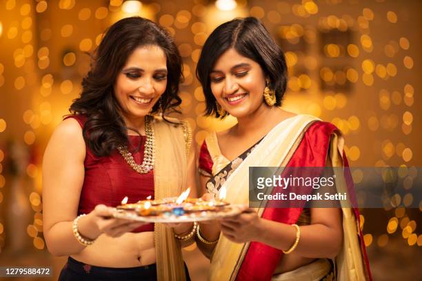 diwali de la hermana celebrar en casa - foto de stock - diwali celebration fotografías e imágenes de stock