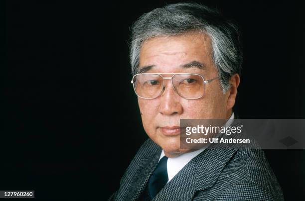 Japanese film director Shohei Imamura poses during a portrait session held on November 7, 1987 in Paris, France.