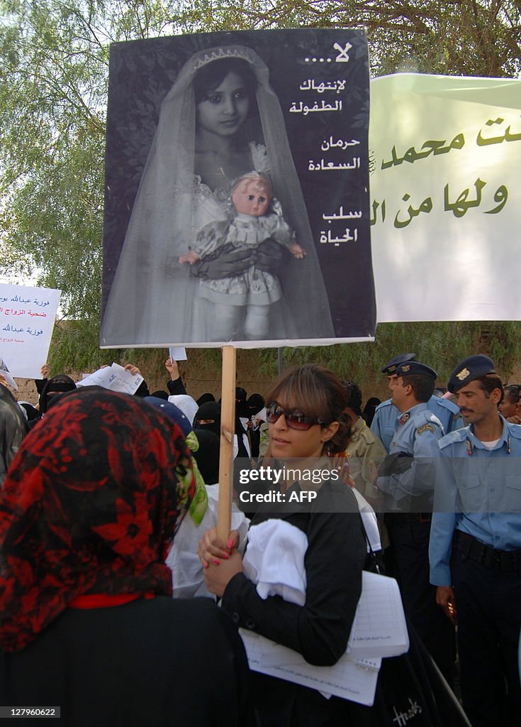 A Yemeni woman hold a picture of a child