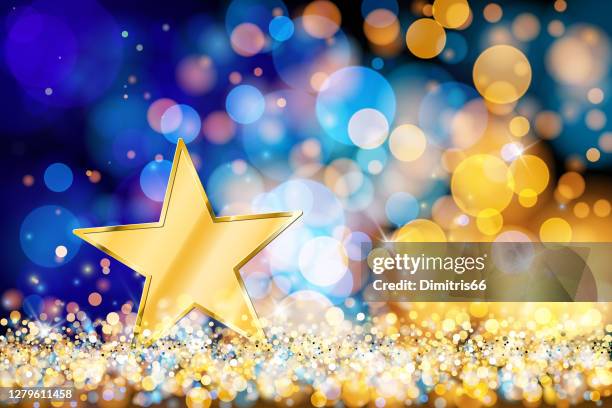 ilustraciones, imágenes clip art, dibujos animados e iconos de stock de estrella de oro en luces desenfocadas. decoración bokeh azul y dorado - forma de estrella