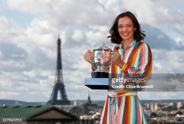 Iga Swiatek of Poland poses on the rooftop of les Galeries Lafayettes Rue de la Chaussee d'Antin with the Suzanne Lenglen Cup following her victory...