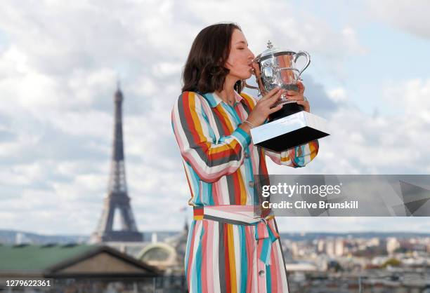 Iga Swiatek of Poland poses on the rooftop of les Galeries Lafayettes Rue de la Chaussee d'Antin with the Suzanne Lenglen Cup following her victory...