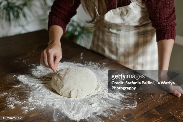 caucasian woman bread scoring - baking bread imagens e fotografias de stock