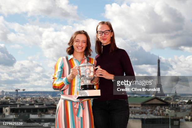 Iga Swiatek of Poland poses with her sister Agata Swiatek on the rooftop of les Galeries Lafayettes Rue de la Chaussee d'Antin with the Suzanne...