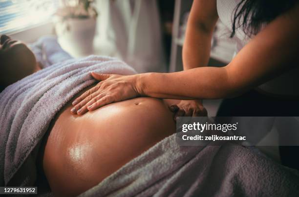 mulher grávida fazendo massagem em spa relax - massagista - fotografias e filmes do acervo