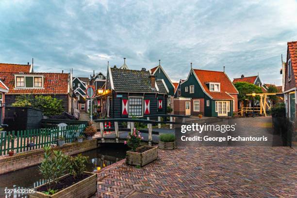 old houses in volendam, netherlands - volendam photos et images de collection