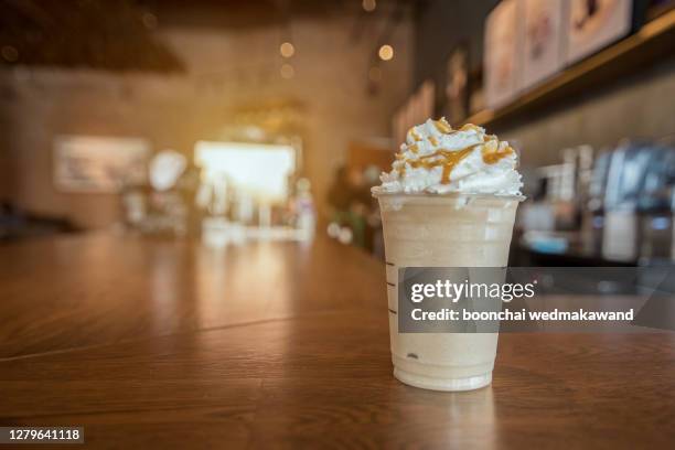 hot coffee cup in coffee shop - caramel liquide photos et images de collection