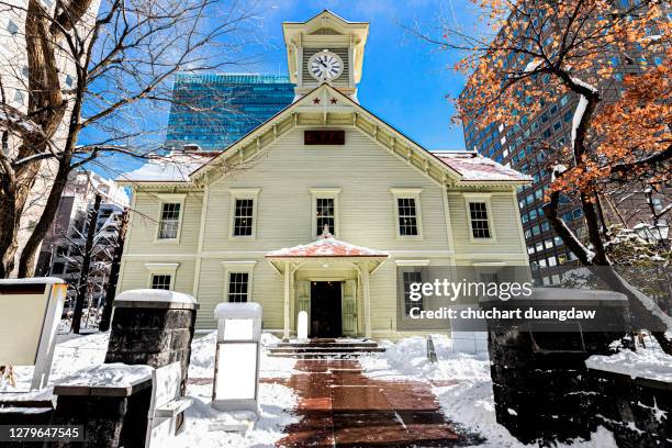 sapporo clock tower in sapporo city with winter snow - sapporo stock-fotos und bilder