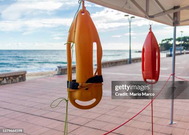 lifeguard on the beach - surf rescue stock pictures, royalty-free photos & images