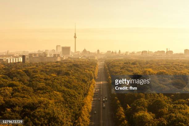 berlin skyline with brandenburg gate and television tower - berlin brandenburger tor stockfoto's en -beelden
