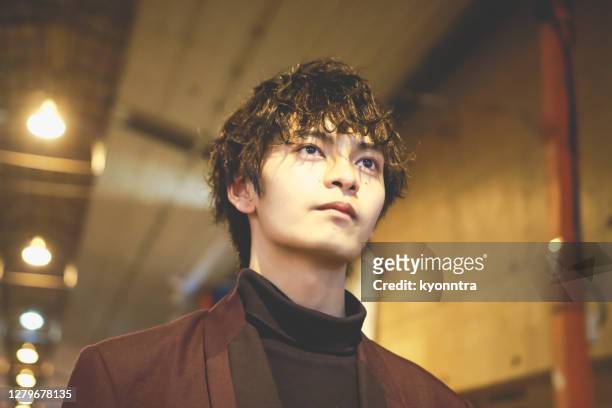 retrato del joven asiático en la noche - only japanese fotografías e imágenes de stock