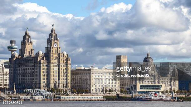 hdr of the liverpool skyline - liverpool england photos et images de collection