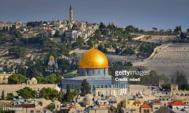 temple mount and dome of the rock viewed from bell tower of church of the redeemer in old city of jerusalem israel - dome of the rock stock-fotos und bilder