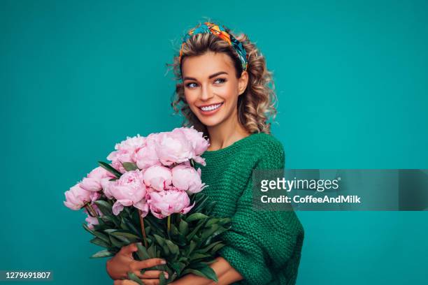 mooie vrouw met roze pioensbos - flower woman stockfoto's en -beelden