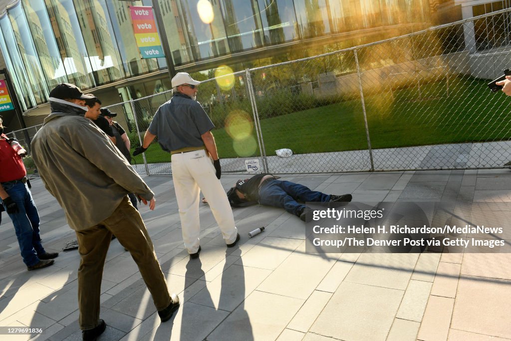 Lee Keltner lies on the ground mortally wounded after being shot by...  Nieuwsfoto's - Getty Images