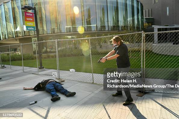 Lee Keltner lies on the ground mortally wounded after being shot by... Foto  di attualità - Getty Images