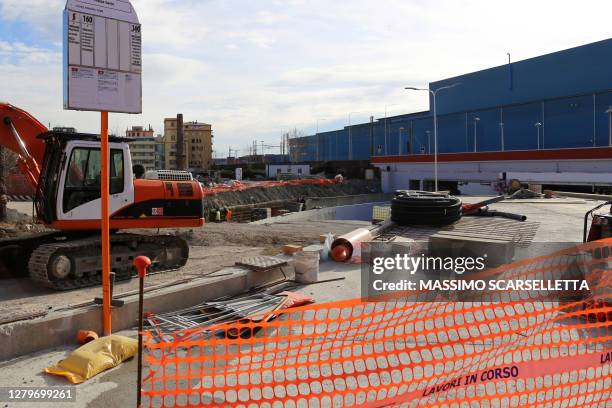 working in progress for a new urban road - genoa italy photos et images de collection