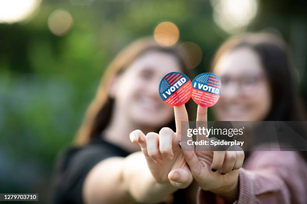 millennials portant les autocollants i voté - voter photos et images de collection