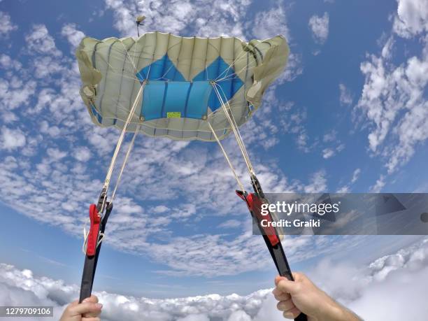 point of view of a parachutist opening his parachute. - videocamera indossabile foto e immagini stock