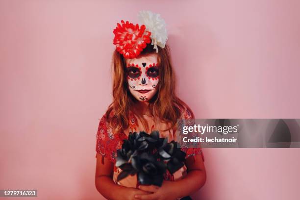 enfant portant le jour du costume mort - young goth girls photos et images de collection