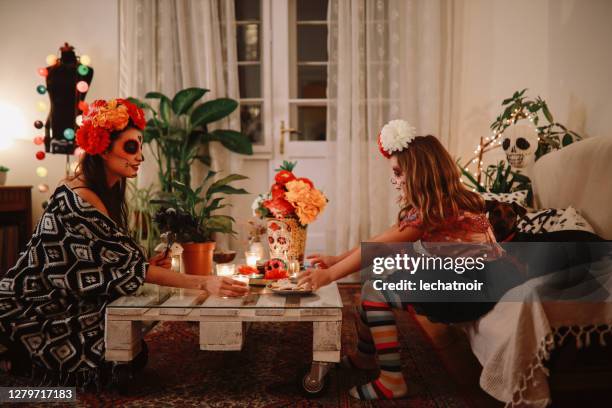 mom celebrating day of the dead with her daughter at home - dead girl imagens e fotografias de stock