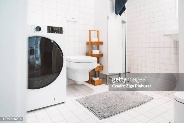 all white bathroom with no people - bathmat stock pictures, royalty-free photos & images