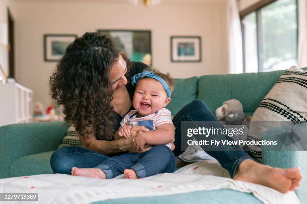 entzückende baby sitzen beim spielen mit ihrer mama zu hause - gezahnt stock-fotos und bilder