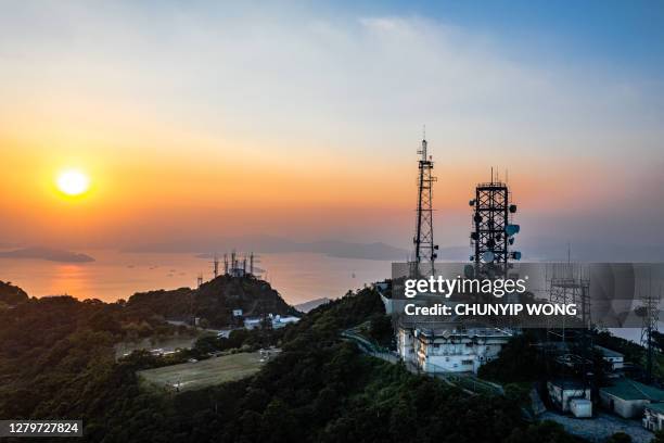 radiostation bij victoria peak, hong kong, tijdens zonsondergang - radio waves stockfoto's en -beelden