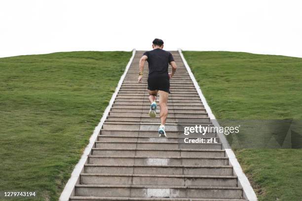 在台階上向上奔跑的男人 - endurance run stock pictures, royalty-free photos & images