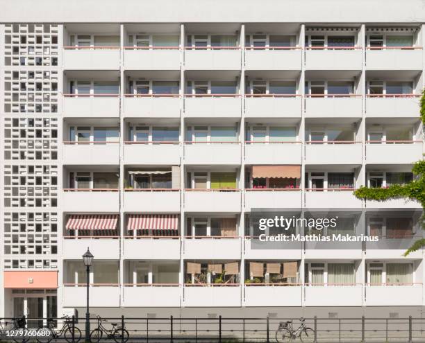 berlin city symmetry plattenbau residential building - east berlin fotografías e imágenes de stock