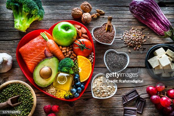 木製のテーブルに撮影された低コレステロールと心臓ケアのための健康的な食べ物 - lower ストックフォトと画像