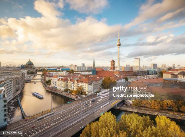 berlin sunset skyline with tv tower - television tower berlin stockfoto's en -beelden