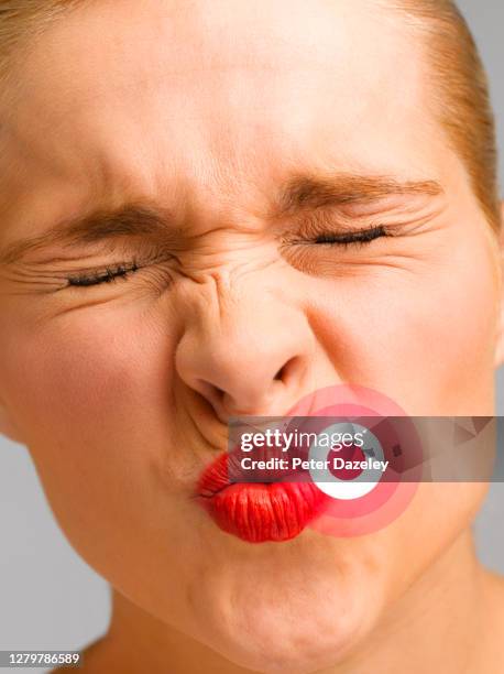 young woman with painful herpes/cold sore - herpes labial - fotografias e filmes do acervo