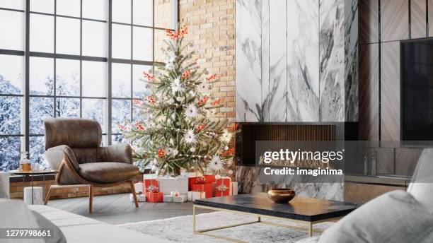 luxuriöses wohnzimmer mit kamin und weihnachtsdekoration - christmas tree home stock-fotos und bilder
