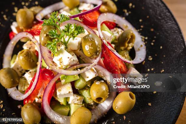 tazón de ensalada griega - kalamata olive fotografías e imágenes de stock